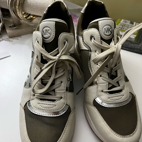 Michael Kors women’s size 9 platform sneakers - Picture 4 of 8